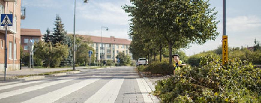 Suojatien ylitys ja näköesteet Lapsen on vielä vaikeaa arvioida lähestyvän ajoneuvon nopeutta ja etäisyyttä. Lapsi ei osaa myöskään hahmottaa näköesteiden, hämärän tai pimeyden vaikutusta havainnointiin samalla tavalla kuin aikuinen.     Kuva: Nina Mönkkönen / Liikenneturva