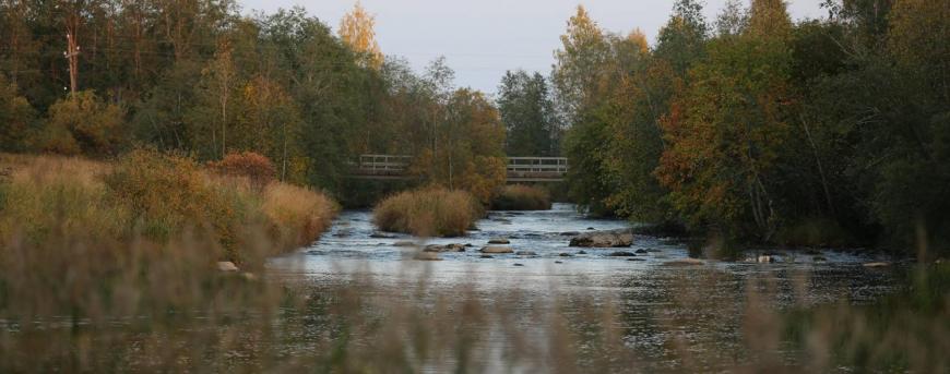 Vääräjoelta Kuvassa joki ja silta