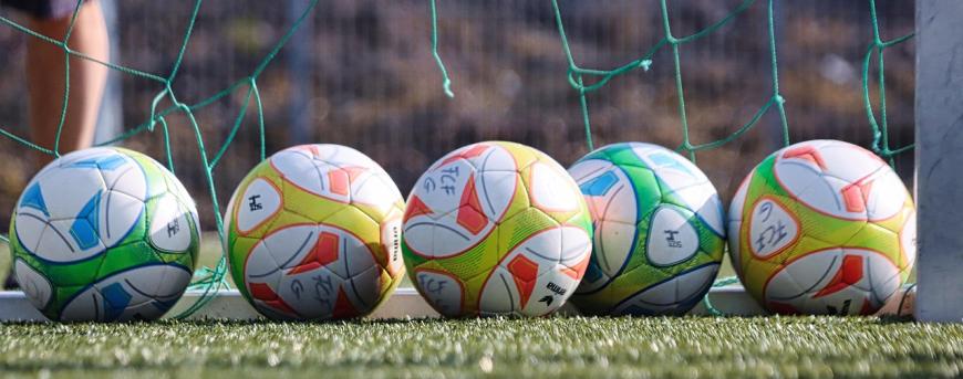 viisi jalkapalloa rivissä