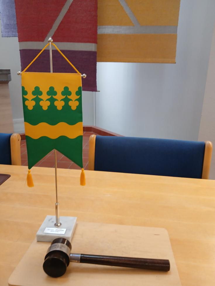 Sievin kunnan standaari ja puheenjohtajannuuija