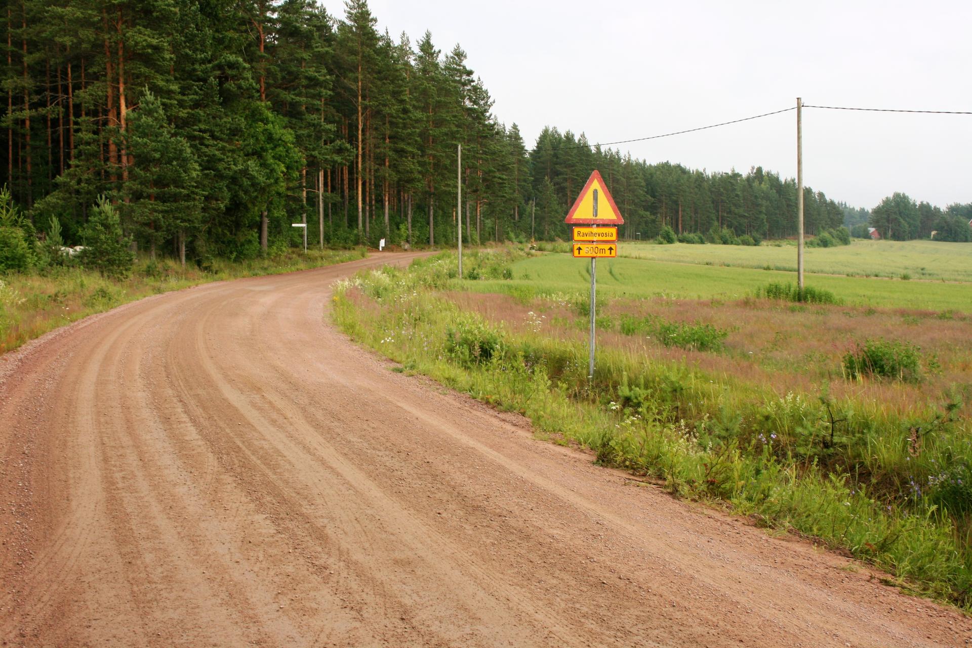 Oikealle kaartava soratie