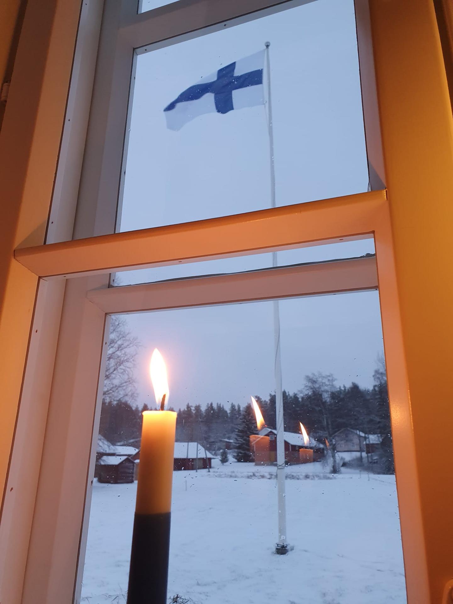 itsenäisyyspäivän kynttilä ikkunalla