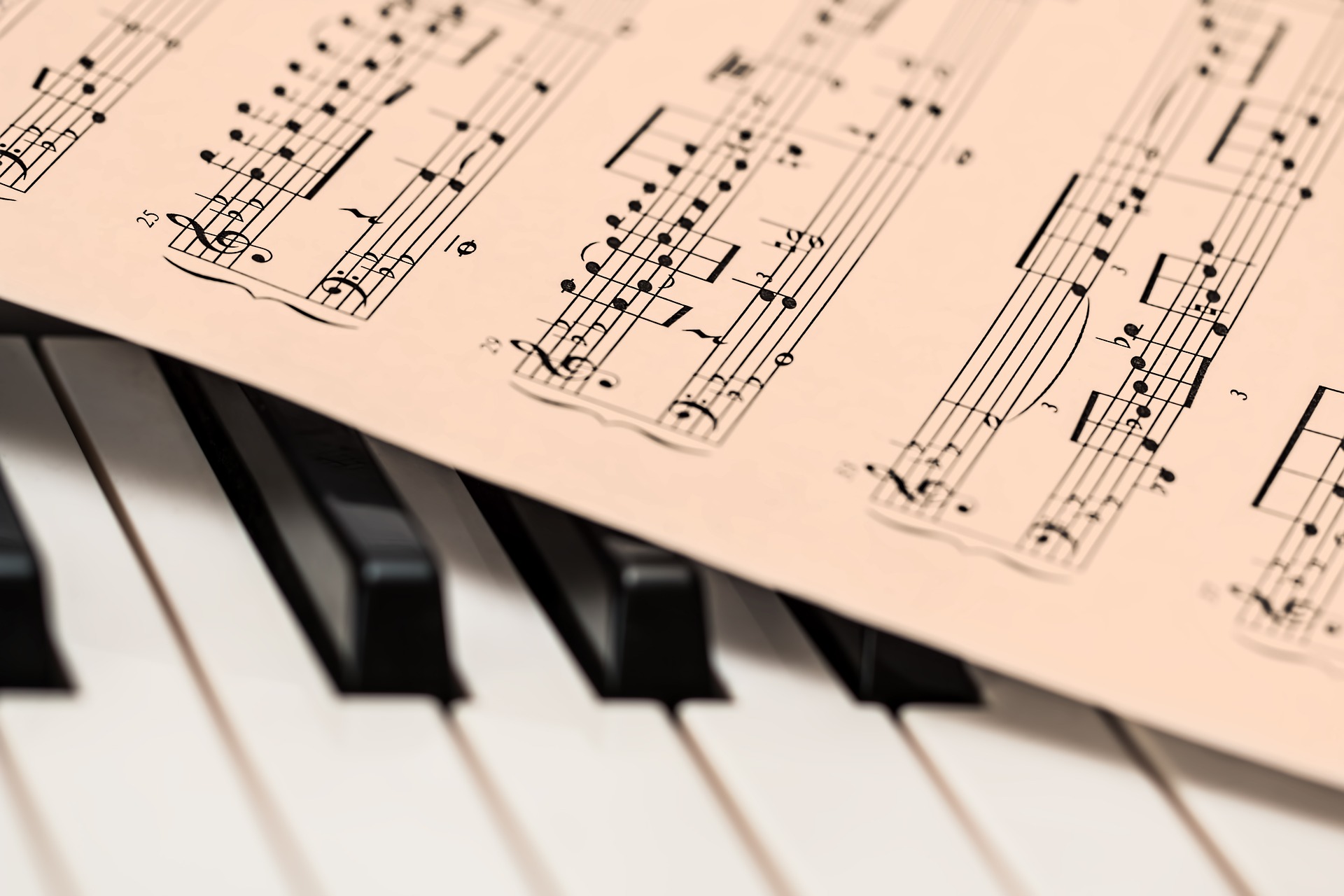 Kuvituskuva, piano ja nuotit. Kuvituskuva, piano ja nuotit.